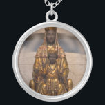 Colar Banhado A Prata Madona da Espanha de Montserrat Black Madonna<br><div class="desc">Madonna de Montserrat Black Madonna Virgin Mary - impressões de arte em vários materiais. Uma ideia de presente de excelente para iluminar sua casa. Também comprar este trabalho de arte em capas de telefone, roupa, canecas, travesseiros e muito mais. Poster e Impressão de arte em roupas e para seu muro...</div>