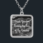 Colar Banhado A Prata Madre em Direito Necklace: Gratidão com Elegância<br><div class="desc">Mostre seu apreço à sua querida sogra com este colar elegante e significativo, um presente que é um símbolo de gratidão como eterno como seu vínculo. Feito com atenção aos detalhes, este colar apresenta um delicado pingente com "Obrigado por Levantar o Homem dos Meus Sonhos" escrito nele. Cada vez que...</div>