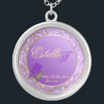 Colar Banhado A Prata Mãe customizável da lembrança do roxo da noiva<br><div class="desc">Mãe customizável das máscaras da noiva da colar da lembrança da lavanda. Substitua a mãe das noivas nome e da inicial do sobrenome com a informação correta, e a data de seu casamento, nesta colar elegante da lembrança, no "personaliza-o" caixa no direito desta página do produto. Você pode escolher mudar...</div>