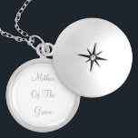 Colar Banhado A Prata Mãe Do Casamento Azul Da Noiva Do Groom<br><div class="desc">Projetado com texto personalizado "Mãe do noivo" em azul poeirento popular,  este é dom perfeito,  simples e elegante ou favor do partido para a mãe do noivo. Você pode alterar o texto ou a cor de um evento ou receptáculo diferente conforme desejar!</div>