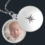 Colar Banhado A Prata Mamãe Data Final Primeira Foto do Bebê Dia de as m<br><div class="desc">Esta Mamãe Est. Data Primeiro Dia de as mães Personalizada Locket de Foto do Bebê fará um belo presente sentimental pela primeira vez mãe. Na prateleira Sterling Silver, o medalhão é facilmente personalizado com a foto do bebê, e o ano editado por você. Personalizado com 'Mamãe' em uma tipografia de...</div>