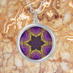 Colar Banhado A Prata Mandala Roxo e Amarelo<br><div class="desc">Esta mandala funky apresenta roxa e amarela em um estilo de tecelagem cesta. Imagens psicodélicas para o hippie moderno ou para qualquer pessoa que ame cores ranzinza.</div>