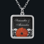Colar Banhado A Prata Margarida alaranjada do Gerbera com rolo preto e<br><div class="desc">A coleção de harmonização saboroso, chique e elegante caracteriza o fundo preto com os rolos de roda subtis, e um design branco vívido do primeiro plano do redemoinho com a flor alaranjada vibrante da margarida do gerber do gerbera. Perfeitamente elegante para um casamento da queda ou do outono, o casamento...</div>
