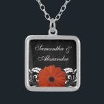 Colar Banhado A Prata Margarida alaranjada do Gerbera com rolo preto e<br><div class="desc">A coleção de harmonização saboroso, chique e elegante caracteriza o fundo preto com os rolos de roda subtis, e um design branco vívido do primeiro plano do redemoinho com a flor alaranjada vibrante da margarida do gerber do gerbera. Perfeitamente elegante para um casamento da queda ou do outono, o casamento...</div>