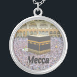 Colar Banhado A Prata Meca Arábia Saudita A cidade mais sagrada do Islã,<br><div class="desc">Meca Arábia Saudita A cidade mais sagrada do Islã,  Kaaba Masjid al-Haram,  Mesquita Sagrada,  rodeia a Kaaba (a estrutura cúbica coberta de tecido que é o santuário mais sagrado do Islã).  Está repleto de muçulmanos,  já que são os únicos permitidos enquanto fazem a sua peregrinação anual chamada Hajj.</div>