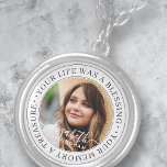 Colar Banhado A Prata Memorial Cotação Moderna Elegante Foto Personaliza<br><div class="desc">Este design simples e clássico é composto por tipografia serif e adiciona uma foto personalizada. "Sua vida foi uma bênção,  sua memória um tesouro"</div>