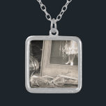 Colar Banhado A Prata Memórias Vintage<br><div class="desc">Uma foto da minha avó no vestido de noiva. Os óculos dos meus avós,  quando ele era um menino,  estão entre muitas fotos e memorabilidades antigas dos dias passados.</div>