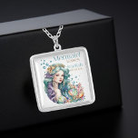 Colar Banhado A Prata Mermaid Kisses Necklace<br><div class="desc">Faça uma declaração com nossa Sereia Kisses Necklace! Este colar elegante apresenta uma intrincada design de uma sereia,  cercada por sotaques pérolas. Pegue o seu hoje e crie um olhar único que você vai amar! #zazzlemade #conteúdo genérico #dreamsplash #necklace #zazzleshop #zazzledesigner</div>