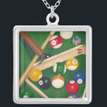 Colar Banhado A Prata Mesa de Billiards da vida com bolas e giz<br><div class="desc">Arrume-os com esta pintura espetacular de uma mesa de bilhar por Jennifer Goldberger. As bolas parecem novas,  o feltro parece imaculado,  e o giz já foi aplicado aos paus de sinalização. Segure isso em sua casa,  ou entregue a um amigo ou amado que goste de um jogo de piscina!</div>