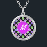 Colar Banhado A Prata Monograma Colorido do Padrão da Flor Retro<br><div class="desc">Este design cinza, bonito, apresenta um padrão floral brilhante e colorido em tons de rosa, roxo, azul e verde sobre um fundo preto. Tem um espaço em forma de flor na orquídea - roxo onde você pode adicionar seu monograma / inicial em branco para personalizar. É um design muito retrógrado,...</div>