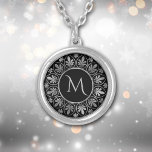 Colar Banhado A Prata Monograma da borda de folha de prata elegante<br><div class="desc">Este colar elegante mostra seu monograma em prata em um fundo preto dramático. O monograma é enquadrado por um design circular com imagens em folha e espiral repetidas ao redor do perímetro. Linda!</div>