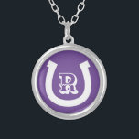 Colar Banhado A Prata Monograma personalizado do charme da ferradura da<br><div class="desc">O logotipo personalizado monograma do charme de ferradura de sorte monograma do Colar de Prata. Personalize com texto,  número de sorte,  iniciais de nome ou monograma. Cores roxas e brancas ou personalizadas. Excelente para fazendeiro,  fazendeiro,  cavaleiro,  amante de cavalos,  etc.</div>