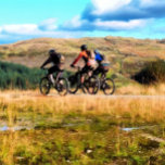 COLAR BANHADO A PRATA MONTANHA BIKING<br><div class="desc">Uma aquarela de três homens pedalando nas colinas galesas.</div>