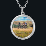 COLAR BANHADO A PRATA MONTANHA BIKING<br><div class="desc">Uma aquarela de três homens pedalando nas colinas galesas.</div>