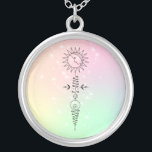 Colar Banhado A Prata *~* Mulher do Massage - Lua Sun Nirvana Yoga Reiki<br><div class="desc">Colar de novo colar espiritual espiritual de prata quadrada. * Aumento de energia - símbolo de geometria sagrada do coSMIC Eethial COSMIC - Pastel macio - que mostra o caminho para Iluminismo e Nirvana. Vocês notarão que este design pode se comunicar com vocês em um nível muito profundo. O fundo...</div>