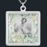 Colar Banhado A Prata Mulher georgiana com Flores e folhas design<br><div class="desc">Elevem o seu estilo com o nosso belo colar de arte georgiana em uma espantosa paleta azul e prateada aqua. Esta peça única combina a graça e a elegância do retrato da era georgiana com uma reviravolta contemporânea, criando uma obra de arte vestida. A intrincada design de colagem captura a...</div>