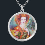 COLAR BANHADO A PRATA MULHER ROMÂNTICA COM PENA DE PAZ<br><div class="desc">Pintura de aquarela contemporânea original com folha de ouro e cores iridescentes em verde-claro,  laranja-amarelo,  cor-de-rosa,  cor branca.Elegante,  linda e sofisticada mulher-bruneta, vermelha, tecidos de ouro cintilante verde de um figurino barroco com penas pavão.</div>