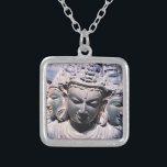 Colar Banhado A Prata Na moda de Foto de Estátua de Faces Gravadas Antic<br><div class="desc">Esta escultura de pedra asiática de três cabeças exalta paz e solidão. Contemple e reflita sobre o que você pode realizar sempre que vestir este incrível colar de encanto da fotografia. Esse colar vem em pequenos, médios e grandes tamanhos, assim como formas quadradas e circulares. Você pode pedir este colar...</div>