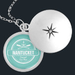 Colar Banhado A Prata Nantucket, nome personalizado MÃE, âncora náutica<br><div class="desc">Este Nantucket, âncora náutica de Massachusetts e design de remo é personalizado com sua cidade, área ou praia favorita de Nantucket (como Brant Point, Madaket, Siasconset, Surfside, Monomoy, Naushop, Miacomet, etc.) e seu nome (ou apagar). Este design de retrô, estilo vintage, apresenta um círculo branco, âncora, pás crocadas e um...</div>