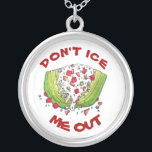 Colar Banhado A Prata Não me deixe sair com o Engraçado Iceberg Lettuce<br><div class="desc">A ilustração apresenta uma salada de cunha de icebergue clássica, tocada com queijo curativo, migalhas de queijo, bacon, tomate e cebolinho. Um grampeador de cardápio de restaurante! Ideal para o seu alimento favorito. Este design também está disponível em outros produtos. Muitas comidas adicionais de ilustrações temáticas também estão disponíveis neste...</div>