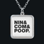 COLAR BANHADO A PRATA NIN & COM & POOP.<br><div class="desc">NINCOMPOOP! A Globe Trotters é especializada em imagens idiossincráticas de todo o mundo. Aqui você encontrará Cartões de Saudação,  Cartões Postais,  Posters,  Mouséads e muito mais.</div>
