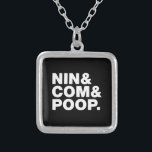 COLAR BANHADO A PRATA NIN & COM & POOP.<br><div class="desc">NINCOMPOOP! A Globe Trotters é especializada em imagens idiossincráticas de todo o mundo. Aqui você encontrará Cartões de Saudação,  Cartões Postais,  Posters,  Mouséads e muito mais.</div>