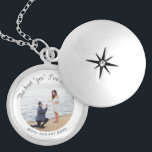 Colar Banhado A Prata Noivado de Proposta de Casamento<br><div class="desc">Na moda romântico de fotos guardando o medalhão do dia em que seu parceiro fez a pergunta. Personalize com foto,  data e mensagem significativa.</div>