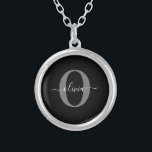 Colar Banhado A Prata Nome do script do monograma personalizado Cinza br<br><div class="desc">Este elegante monograma e na moda pode ser dado como presente para um aniversário, casamento, chá de panela, aniversário, Dia de as mães ou qualquer ocasião. Pode ser personalizado com o nome e a inicial da pessoa. Você pode alterar a fonte, a cor da fonte, o tamanho da fonte e...</div>