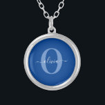 Colar Banhado A Prata Nome do Script Monograma Personalizado Branco Azul<br><div class="desc">Este elegante monograma e na moda pode ser dado como presente para um aniversário, casamento, chá de panela, aniversário, Dia de as mães ou qualquer ocasião. Pode ser personalizado com o nome e a inicial da pessoa. Você pode alterar a fonte, a cor da fonte, o tamanho da fonte e...</div>