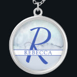 Colar Banhado A Prata Nome | Monograma de cor azul<br><div class="desc">Um nome bonito e uma combinação monograma com fundo de aquarela azul.</div>