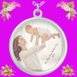 Colar Banhado A Prata Nova Mãe Personalizada e Novo Dia de as mães de Fo<br><div class="desc">Personalizado Novo Mãe e Novo Bebê Foto do Primeiro Dia de as mães Colar Prata de Prata Este é o perfeito personalizado novo mãe e novo nascer foto de bebê prata prateada prateando presentes de colar de caixão arredondado para o primeiro dia da mãe. Este é o presente fantástico para...</div>