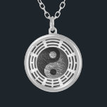 Colar Banhado A Prata Oito Trigrams Yin Yang Gravar-Como o dragão<br><div class="desc">O equilíbrio,  a energia e o bom feng-shui sejam com você onde quer que você vai com este presente do dragão gravado do preto e do símbolo de yang do yin da prata circundados pelos oito Trigrams.</div>