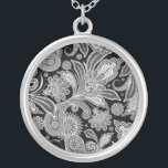 Colar Banhado A Prata Paisley do Ornamentado Preto e Branco<br><div class="desc">Ornamentado paisley em preto e branco. Padrão clássico de design paisley preto e branco. Veja mais designs dos meus colares.</div>