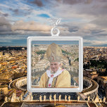 Colar Banhado A Prata Papa Bento XVI com a Cidade Vaticano<br><div class="desc">Papa Bento XVI com o Produto da Cidade do Vaticano. O Papa Bento XVI (nascer Joseph Aloisius Ratzinger; 16 de abril de 1927) é o Papa Emerito da Igreja Católica. Ele serviu como o 265º papa entre 2005 e 2013. Nessa função, era simultaneamente líder da Igreja Católica e soberano do...</div>