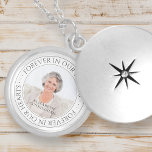 Colar Banhado A Prata Para Sempre Em Nossos Corações Foto Elegante Memor<br><div class="desc">O "Forever in Our Hearts Memorial Elegant Photo Locket Necklace" é uma bela e significativa joia concebida para ajudar a manter a memória de um ente querido próximo do seu coração. Feito com cuidado e atenção aos detalhes, esse colar de fechadura oferece uma maneira pungente e pessoal de honrar e...</div>