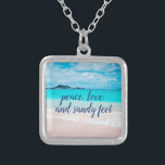 Colar Banhado A Prata Peace Love Sandy Feet Tropical Hawaii Beach Photo<br><div class="desc">"Paz, amor e pés arenosos." Lembre-se do cheiro fresco de sal do ar do oceano sempre que você veste este incrível e vibrante colar de encanto fotográfico. Esse colar vem em pequenos, médios e grandes tamanhos, assim como formas quadradas e circulares. Você pode pedir este colar na sua escolha de...</div>
