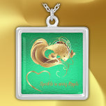 Colar Banhado A Prata Peixe-dourado Dourado no monograma de folha verde<br><div class="desc">Fundo de folha verde com coração de ouro,  texto e peixe dourado para você personalizar para suas necessidades. Faísca em todas as ondulações!</div>