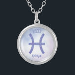 Colar Banhado A Prata Peixes bonito - Sinal de astrologia - Roxo Persona<br><div class="desc">Este bonito colar de Peixes roxo e lavandas apresenta seu sinal astrológico do Zodiac em um belo brilho como as constelações. Personalize este presente bonitinho com seu nome em script cursivo para alguém com aniversário no final de fevereiro ou início de março.</div>
