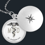 Colar Banhado A Prata Personalizado - Símbolo Médico M.D. Caduceus<br><div class="desc">Símbolo Médico Personalizado M.D. Caduceus Necklace pronto para você personalizar. ✔ Nota: Nem todas as áreas de modelo precisam ser alteradas. 📌 Se você precisar de mais personalização, clique no botão "Clique para Personalizar mais" ou "Personalizar ou Editar Design" e use nossa ferramenta design para redimensionar, girar, alterar a cor...</div>