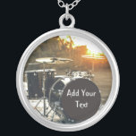 Colar Banhado A Prata Personalize o Drummer do Drummer Kit do Drum Kit<br><div class="desc">Kit de tambor preto à luz do sol Perfeito para o baterista que adora uma rocha e rola em suas vidas

Isso é perfeito para personalizar e personalizar com seu nome de banda,  letra,  data,  nome,  ou qualquer outra coisa que seu coração deseja...  as possibilidades são infinitas!</div>