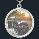 Colar Banhado A Prata Personalize o Drummer do Drummer Kit do Drum Kit<br><div class="desc">Kit de tambor preto à luz do sol Perfeito para o baterista que adora uma rocha e rola em suas vidas

Isso é perfeito para personalizar e personalizar com seu nome de banda,  letra,  data,  nome,  ou qualquer outra coisa que seu coração deseja...  as possibilidades são infinitas!</div>