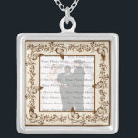 Colar Banhado A Prata Pescoço de Prata da Praça de Casamento da Borbolet<br><div class="desc">Personalize este bonito colar para ter como favores de casamento na sua recepção de casamento ou para ter um como lembrança do seu dia especial. Este colar é também o presente perfeito para a noiva do chá de panela. Personalize adicionando sua foto.</div>