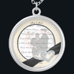 Colar Banhado A Prata Pescoço redondo de prata preto de diamante Elegant<br><div class="desc">Personalize este bonito colar para ter como favores de casamento na sua recepção de casamento ou para ter um como lembrança do seu dia especial. Este colar é também o presente perfeito para a noiva do chá de panela. Personalize adicionando sua foto e alterando o texto nos campos fornecidos. Você...</div>
