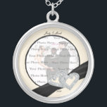 Colar Banhado A Prata Pescoço redondo de prata preto de diamante Elegant<br><div class="desc">Personalize este bonito colar para ter como favores de casamento na sua recepção de casamento ou para ter um como lembrança do seu dia especial. Este colar é também o presente perfeito para a noiva do chá de panela. Personalize adicionando sua foto e alterando o texto nos campos fornecidos. Você...</div>