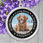 Colar Banhado A Prata Pet Memorial In Loving Memory Custom Dog Photo<br><div class="desc">Honre o seu melhor amigo com um colar personalizado de memórias de fotos. Esta lembrança única é o presente perfeito para você, família ou amigos para prestar homenagem ao seu amado. Este colar memorial de cães apresenta um simples design preto e branco com escrita decorativa. Cite "In Loving Memory" (Em...</div>