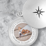 Colar Banhado A Prata Pet Memorial Sempre uma Foto Moderna de Memória Es<br><div class="desc">Este design simples e clássico é composto por tipografia serif e adiciona uma foto personalizada. "Sempre uma memória especial"</div>