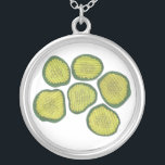 Colar Banhado A Prata Picle Chips Green Kosher Dill Sweet Pickle Chip<br><div class="desc">O design de colar apresenta uma ilustração original de picles verdes e estaladiços. Excelente para o seu foodie ou fã de picles favoritos!</div>