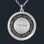 Colar Banhado A Prata Prata Metálica E Preto do Casamento de 25<br><div class="desc">Colar comemorativo do aniversário de 25 com texto personalizável. Prata metálica e preto. Acentos de diamantes brancos.</div>
