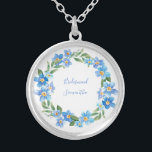 Colar Banhado A Prata Presente de Festa de casamento Floral Amarelo Amar<br><div class="desc">Monograma deste adorável colar floral azul e amarelo de prata para a sua festa noiva e a mãe da noiva,  assim como a mãe do noivo.</div>