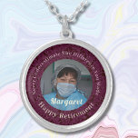 Colar Banhado A Prata Presentes de Reforma de Enfermeiros Felizes Person<br><div class="desc">Nosso Feliz Aposentadoria de Enfermeira Personalizado Oferece Colar Prateado de Prata é uma bela e sentimental opção para enfermeiras aposentadas. Este projeto foi concebido para honrar os seus anos de trabalho e dedicação no duro. Ele apresenta uma foto e você pode personalizar o texto. O colar serve como um lembrete...</div>